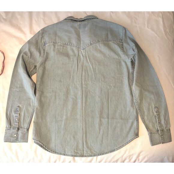 NWT Levi’s ULTIMATE WESTERN DENIM SHIRT, Light Wash, Sz. Med - Picture 4 of 7